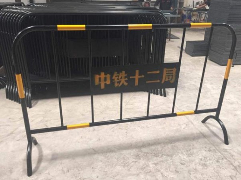 云龙黄黑铁马施工护栏