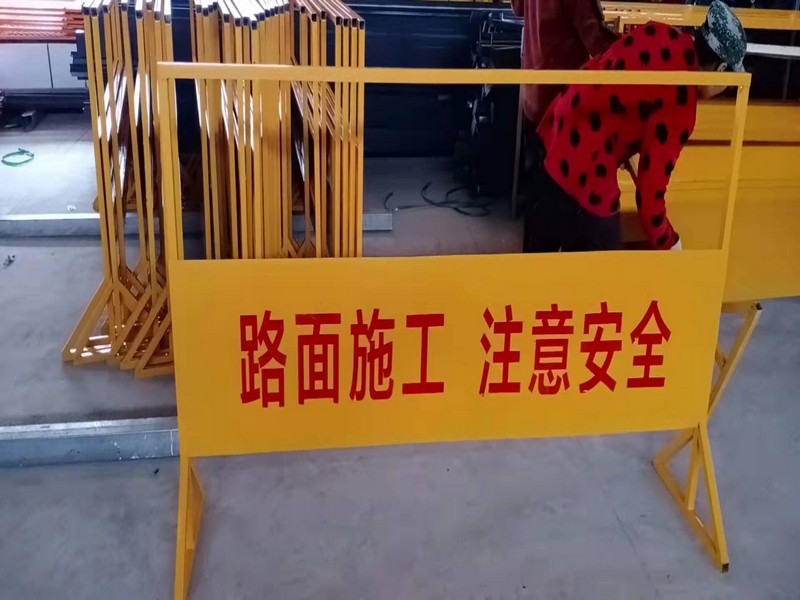 云龙警示标牌