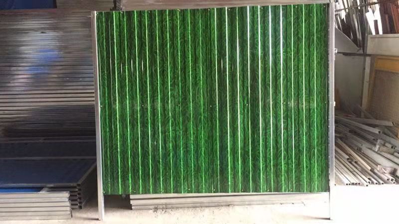 云龙小草板面临时围挡